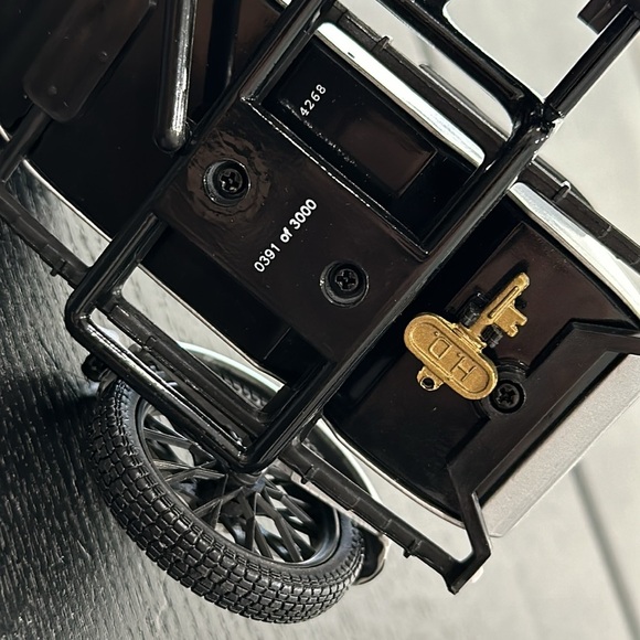 Harley-Davidson Rare Silver 1933 Motorcycle Sidecar Bank With Stand & Glass Base - Picture 9 of 13